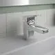 Chromfarbene Waschtischarmatur von Ideal Standard, montiert auf einem weißen Waschbecken, mit schlichtem Design und einem Hebel zum Einstellen von Wasserfluss und Temperatur.